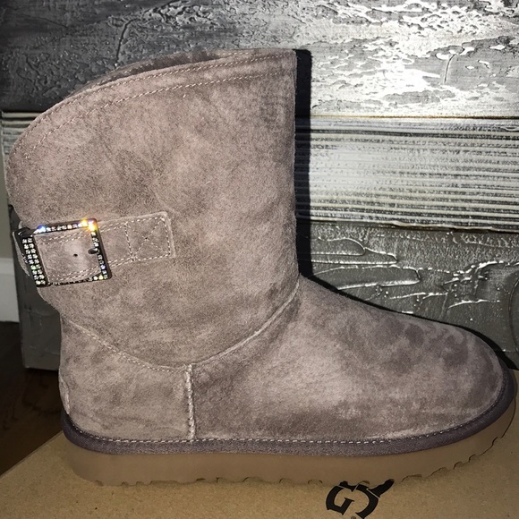 Gray uggs - Picture 1 of 4